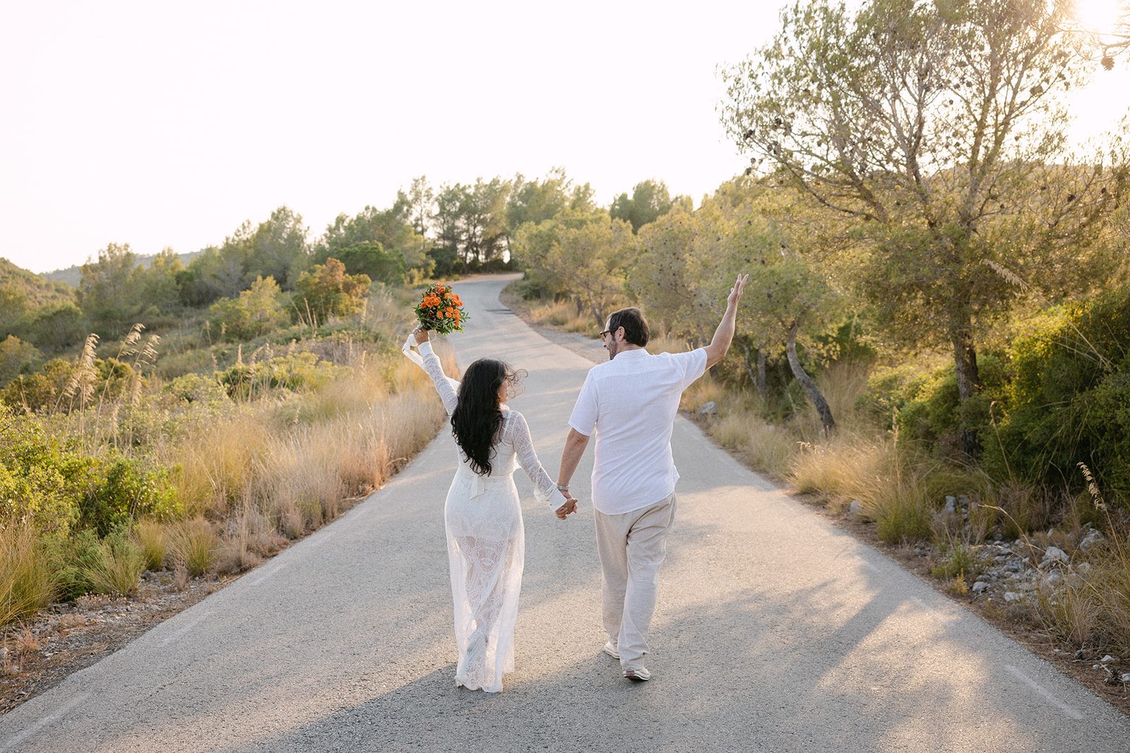 Fara e Ignasi caminando juntos por el campo